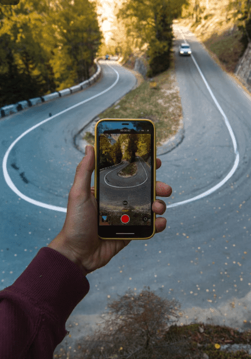 Celular en la carretera